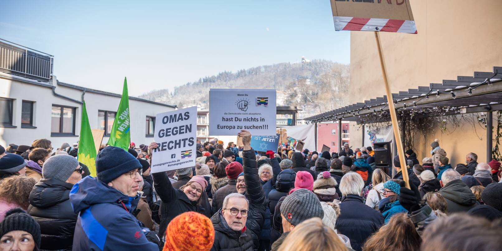 Die "Omas gegen rechts" sind mit von der Partie: Die Kundgebung in Weinheim fand auf dem Windeckplatz mitten in der Fußgängerzone statt.