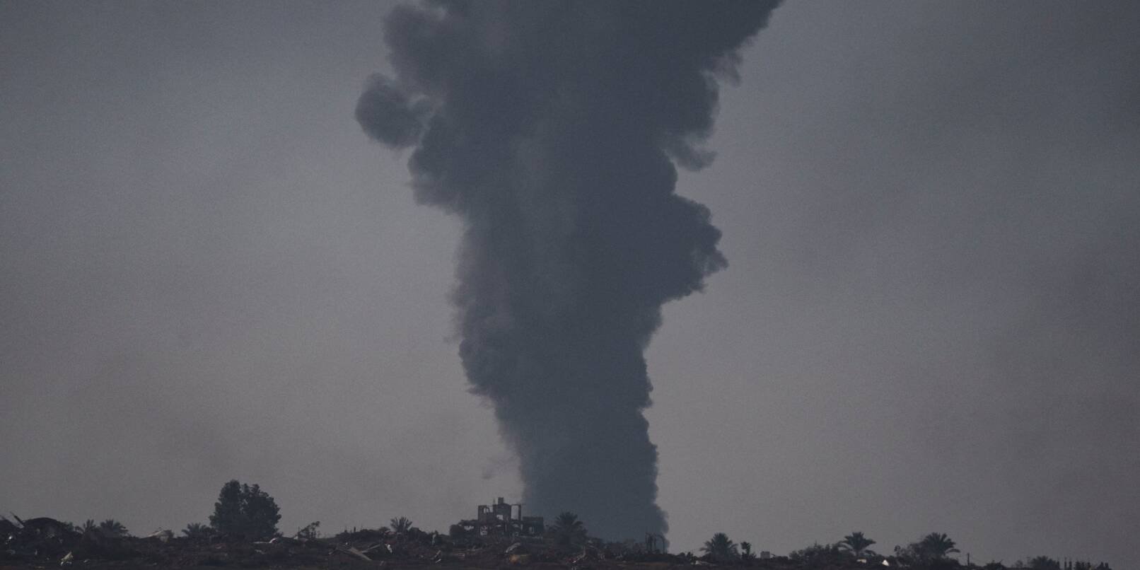 Rauch steigt nach einem israelischen Angriff im Gazastreifen in den Himmel.