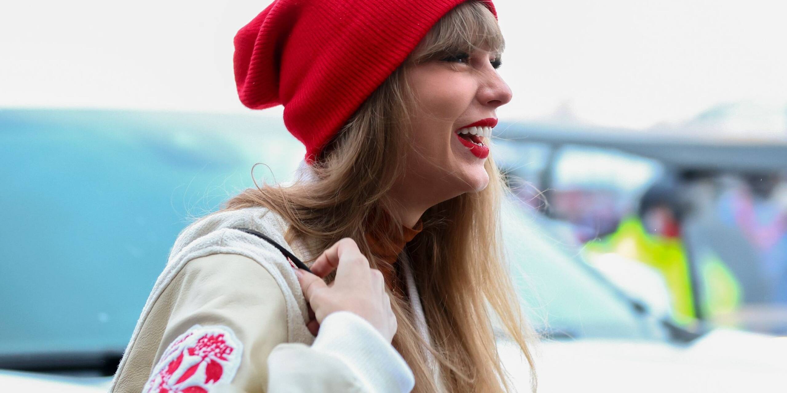 Popstar Taylor Swift ist seit einigen Monaten mit Footballspieler Travis Kelce zusammen. Dessen Team, die Kansas City Chiefs, gewinnen besonders gerne, wenn Swift sie anfeuert. Gegen die Buffalo Bills wurde die Sängerin wieder zum Glücksbringer.