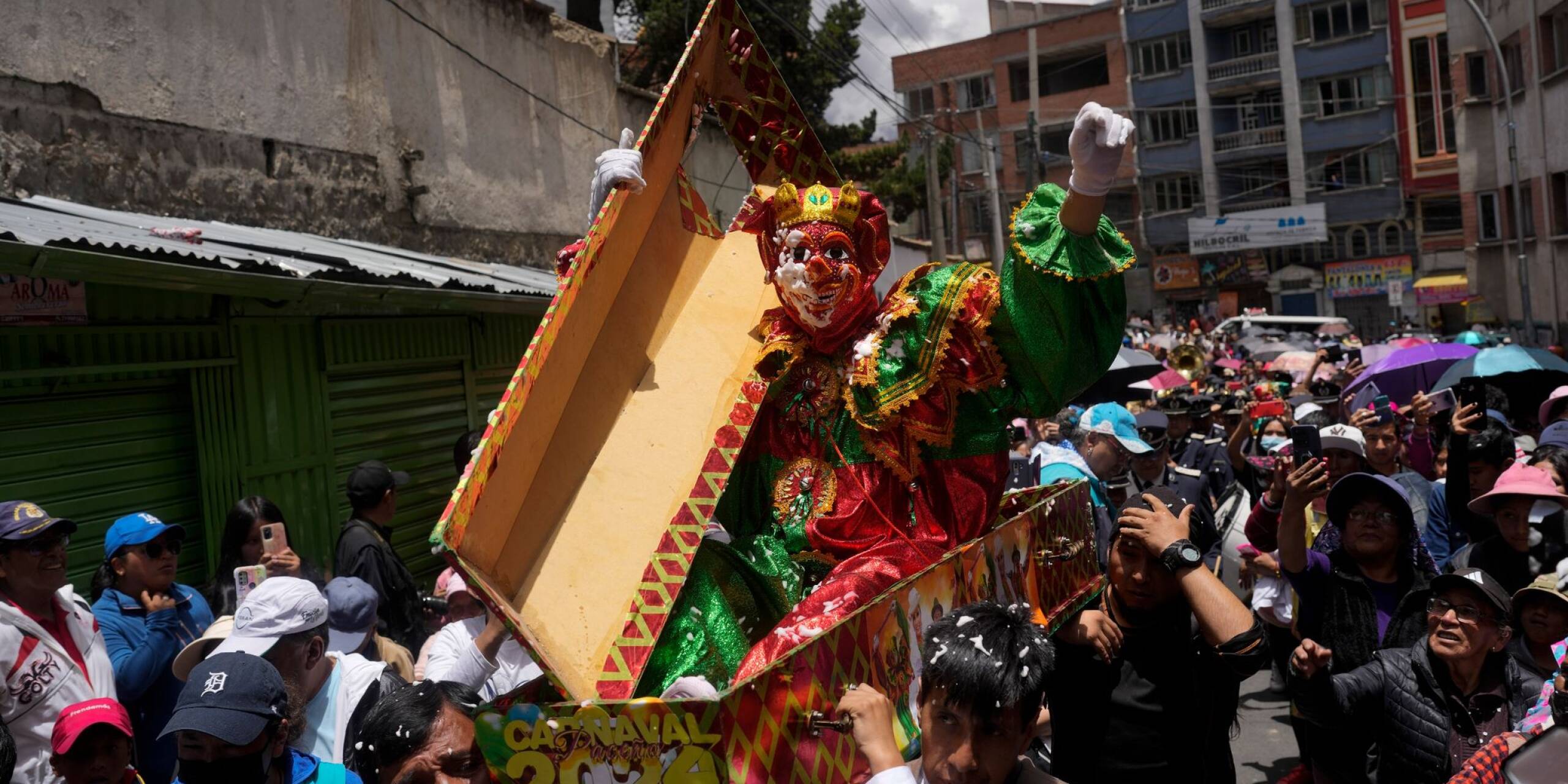 Mit der symbolischen Ausgrabung von Pepino, einer der drei Hauptfiguren des Karnevals, die für Freude steht, eröffnen die Menschen in Bolivien die Karnevalssaison.