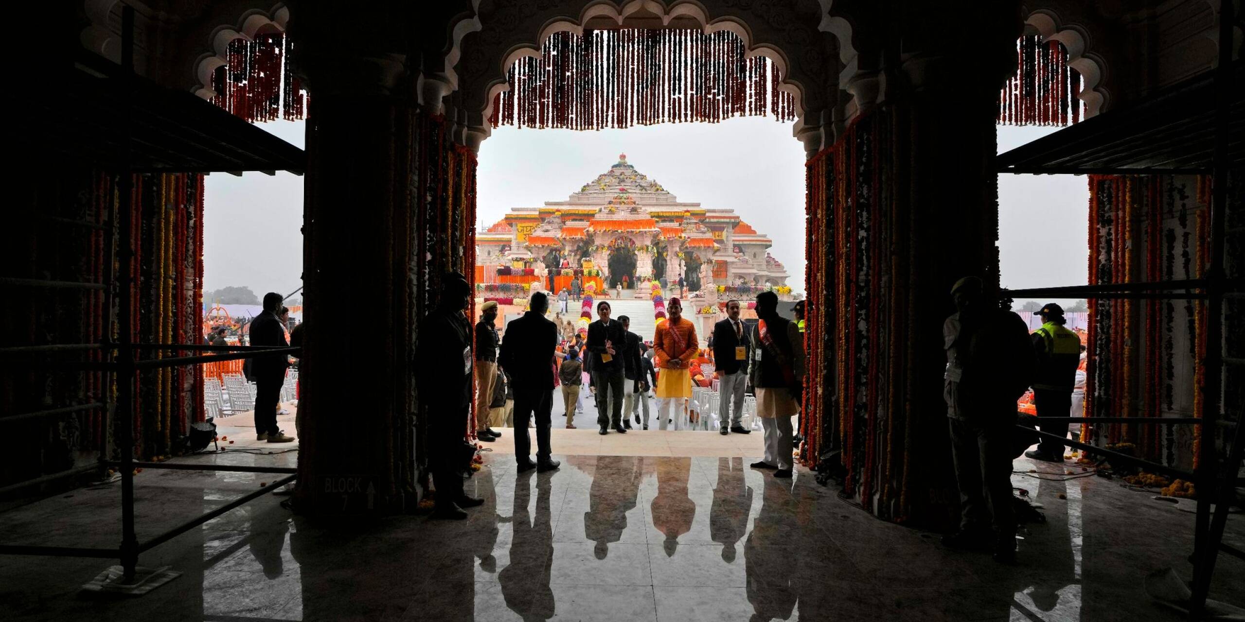 Menschen kommen zur Einweihung des Tempels des Hindu-Gottes Ram in Ayodhya im nordindischen Bundesstaat Uttar Pradesh. Zuvor stand an der Stelle des prächtigen Tempels eine Moschee aus dem 16. Jahrhundert, die im Dezember 1992 von einem hinduistischen Mob zerstört wurde.