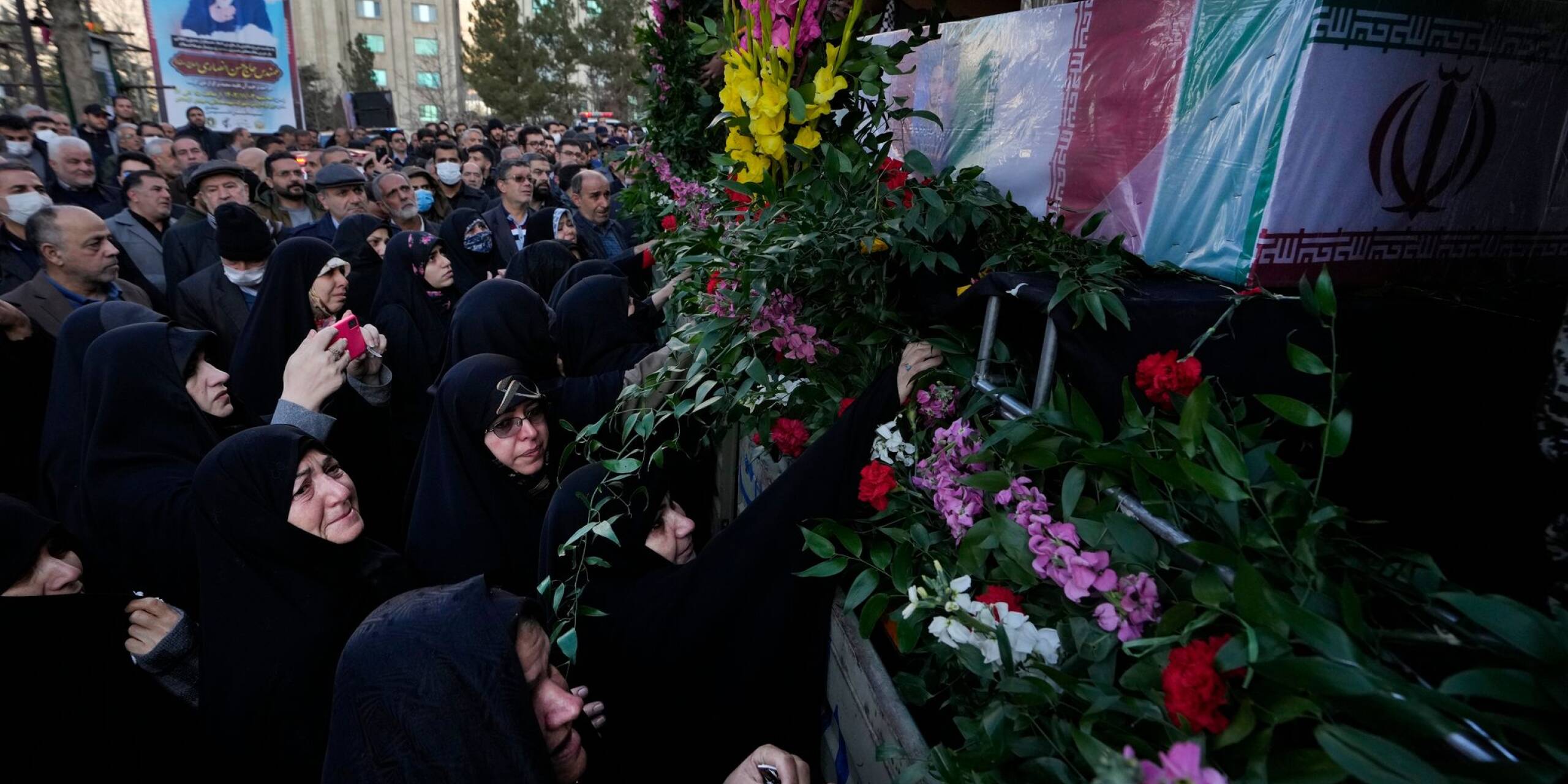 Die bei einem Luftangriff in Syrien getöteten Mitglieder der iranischen Revolutionsgarde werden in Teheran mit einer Beerdigungszeremonie geehrt.