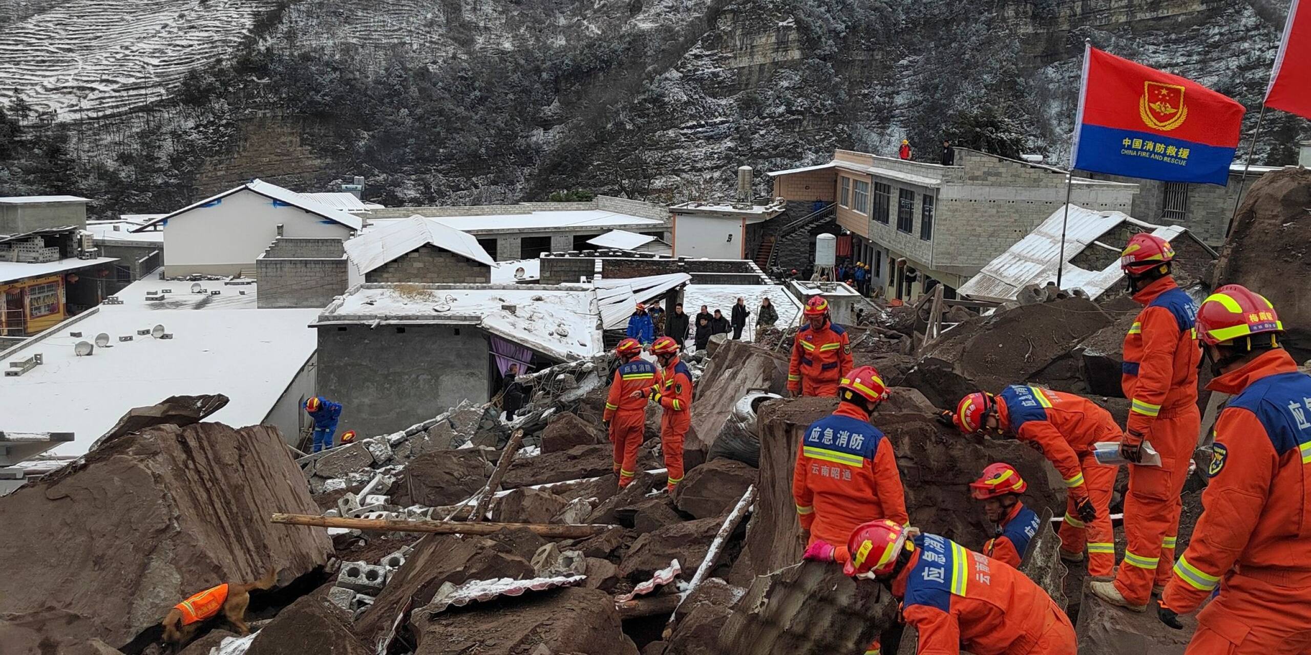 Am frühen Morgen hat sich in der südwestchinesischen Provinz Yunnan ein Erdrutsch ereignet. Seitdem suchen Rettungskräfte nach rund 40 verschütteten Menschen.
