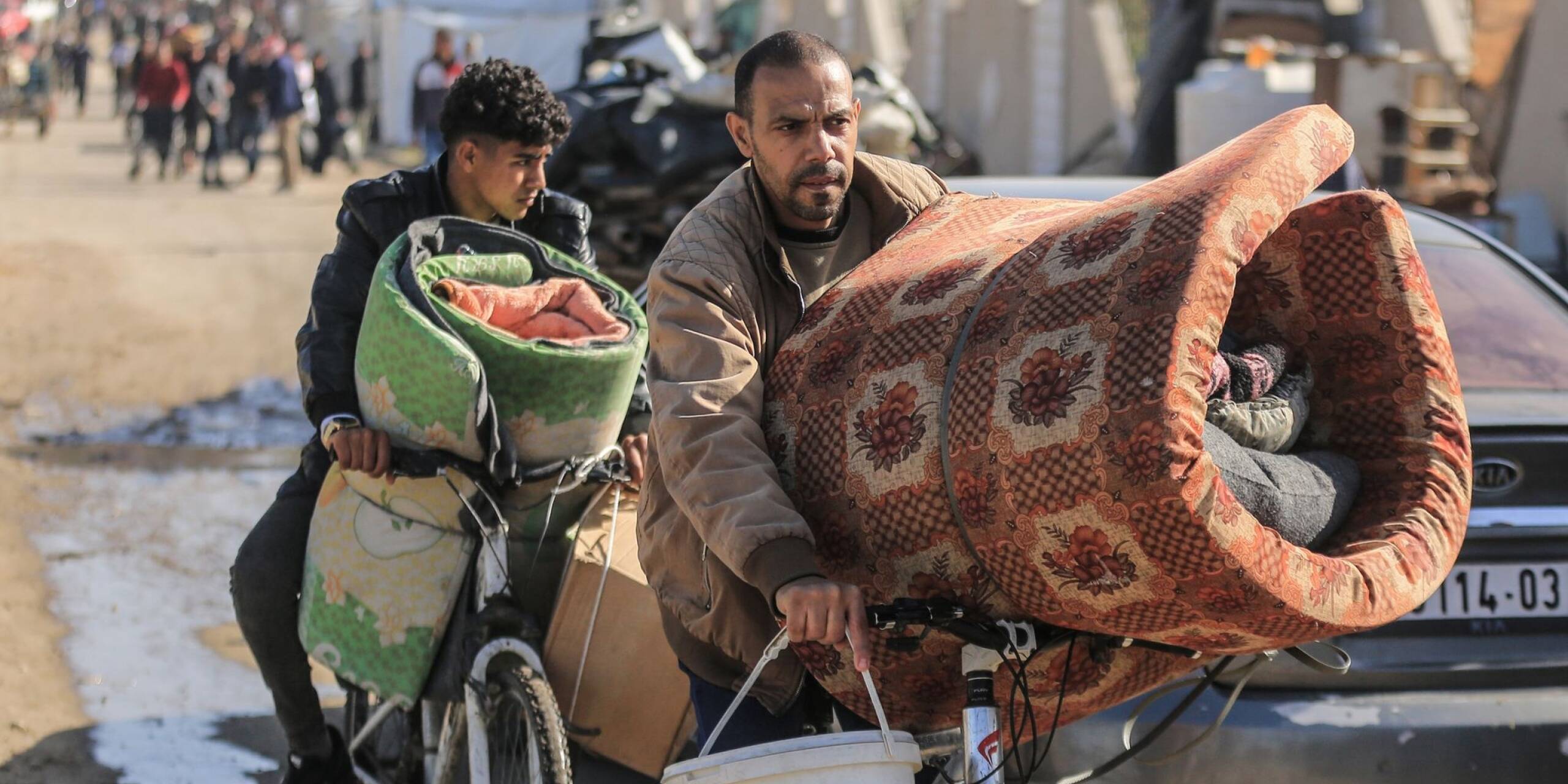 Flucht mit dem Fahrrad: Palästinensische Familien fliehen nach Rafah, während die israelischen Angriffe im Gazastreifen weiter anhalten.