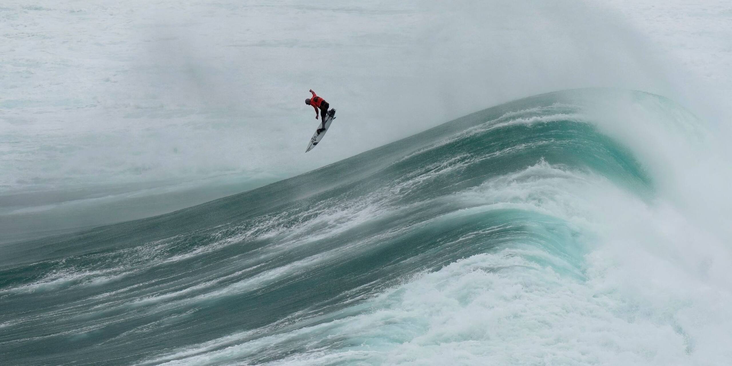 Riesige Wellen sind in Nazare, Portugal, keine Seltenheit: Während der Nazare Big Wave Challenge am Praia do Norte nutzt Pierre Rollet aus Frankreich diese zum Surfen.