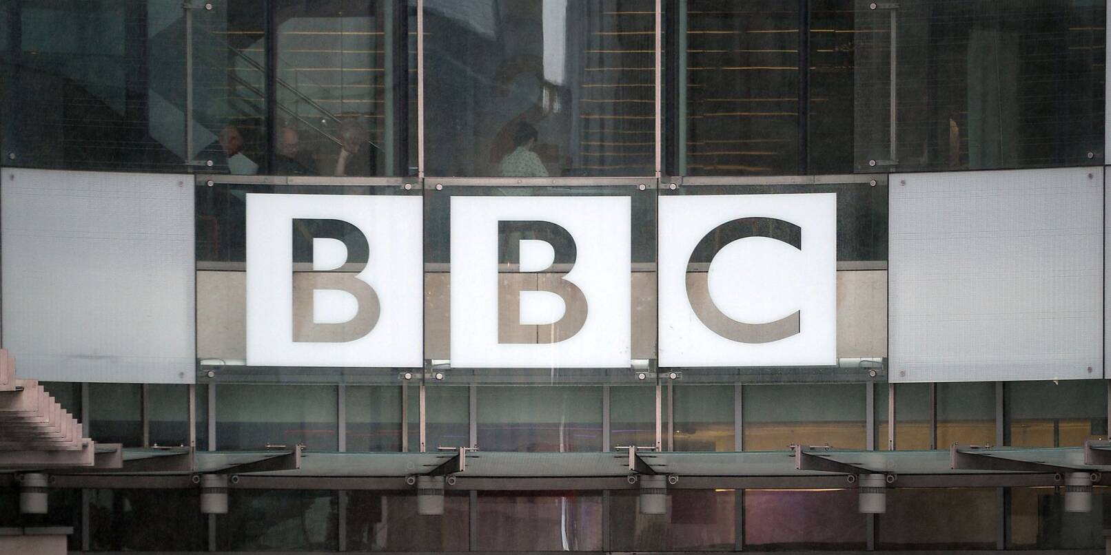 Das Sender-Logo am Eingang der britischen Rundfunkanstalt BBC in London.