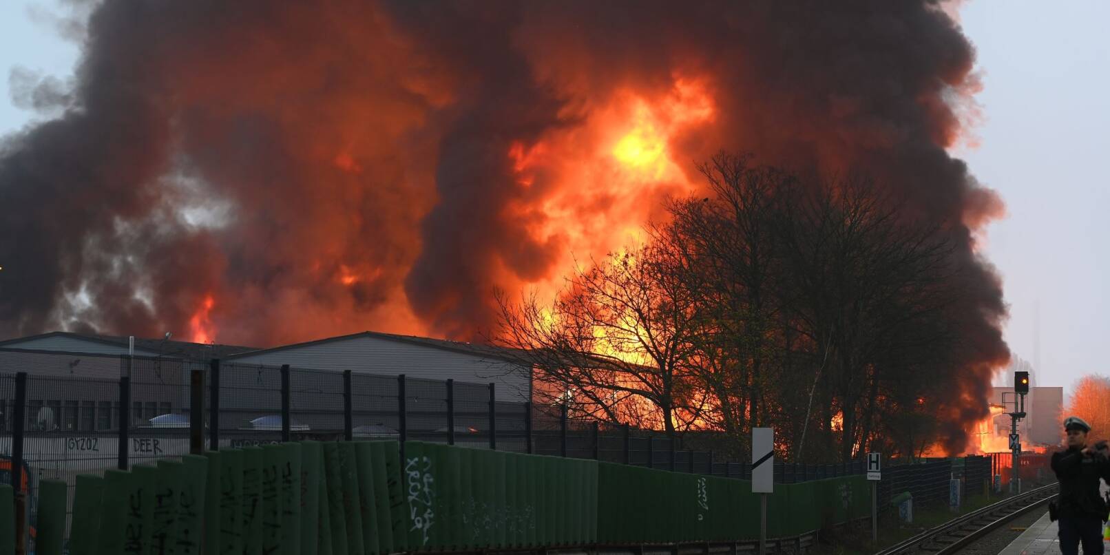 Großbrand bei einem Autohandel in Hamburg: Flammen lodern, Rauch steigt auf.