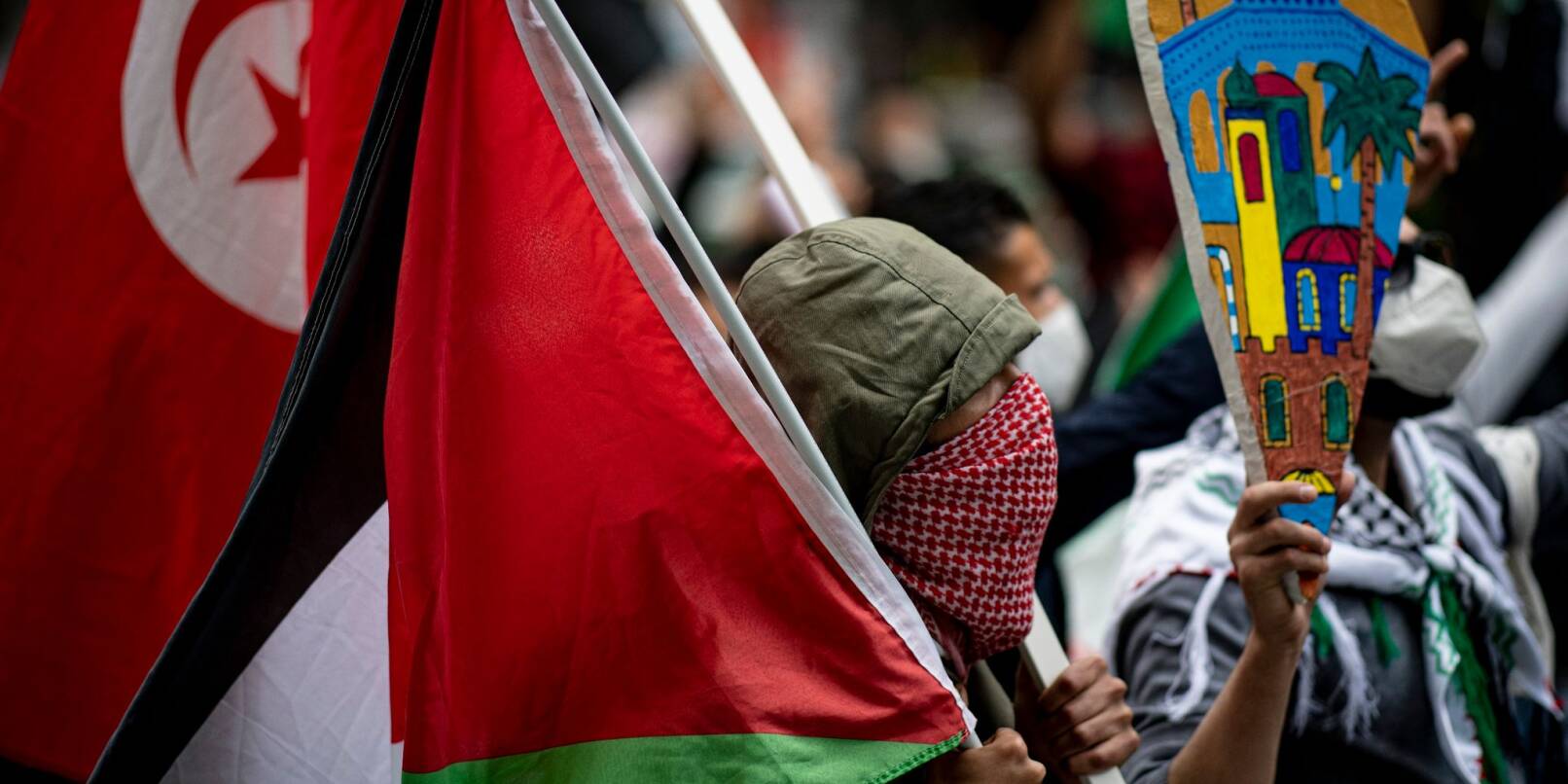 Teilnehmer einer Demonstration verschiedener palästinensischer Gruppen in Berlin (Archivbild).