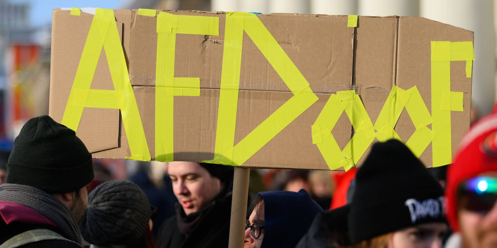 Ein Teilnehmer trägt bei einer Demonstrationen gegen die AfD und gegen Rechtextremismus in Hessen ein Plakat mit der Aufschrift "AFDoof". Ein Teilnehmer trägt bei einer Demonstrationen gegen die AfD und gegen Rechtextremismus in Hessen ein Plakat mit der Aufschrift "AFDoof".