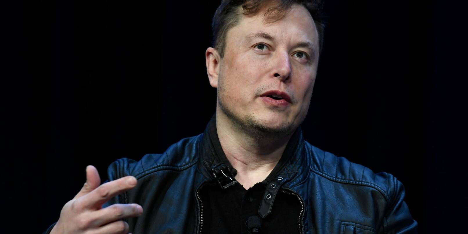 Elon Musk spricht auf einer Konferenz.