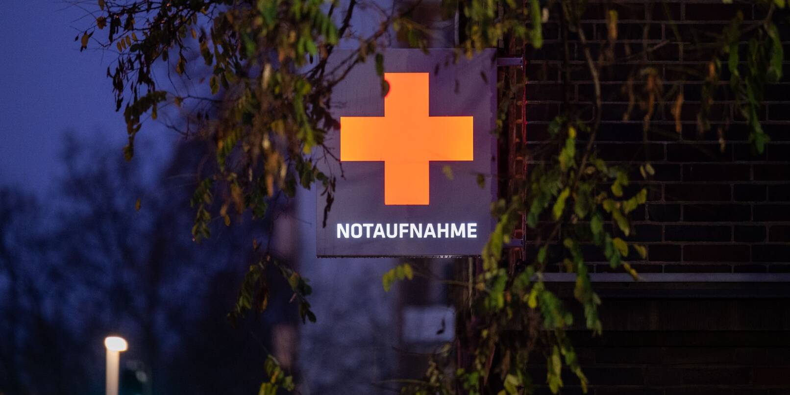 Ein Schild weist auf die Notaufnahme eines Krankenhauses hin. Ein Schild weist auf die Notaufnahme eines Krankenhauses hin.