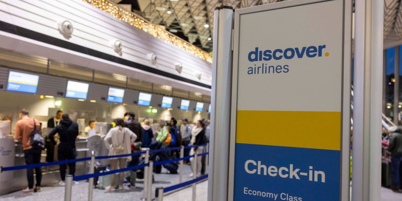 Am Check-In-Bereich vom Rhein-Main-Flughafen sind zahlreiche Passagiere unterwegs. Am Check-In-Bereich vom Rhein-Main-Flughafen sind zahlreiche Passagiere unterwegs.