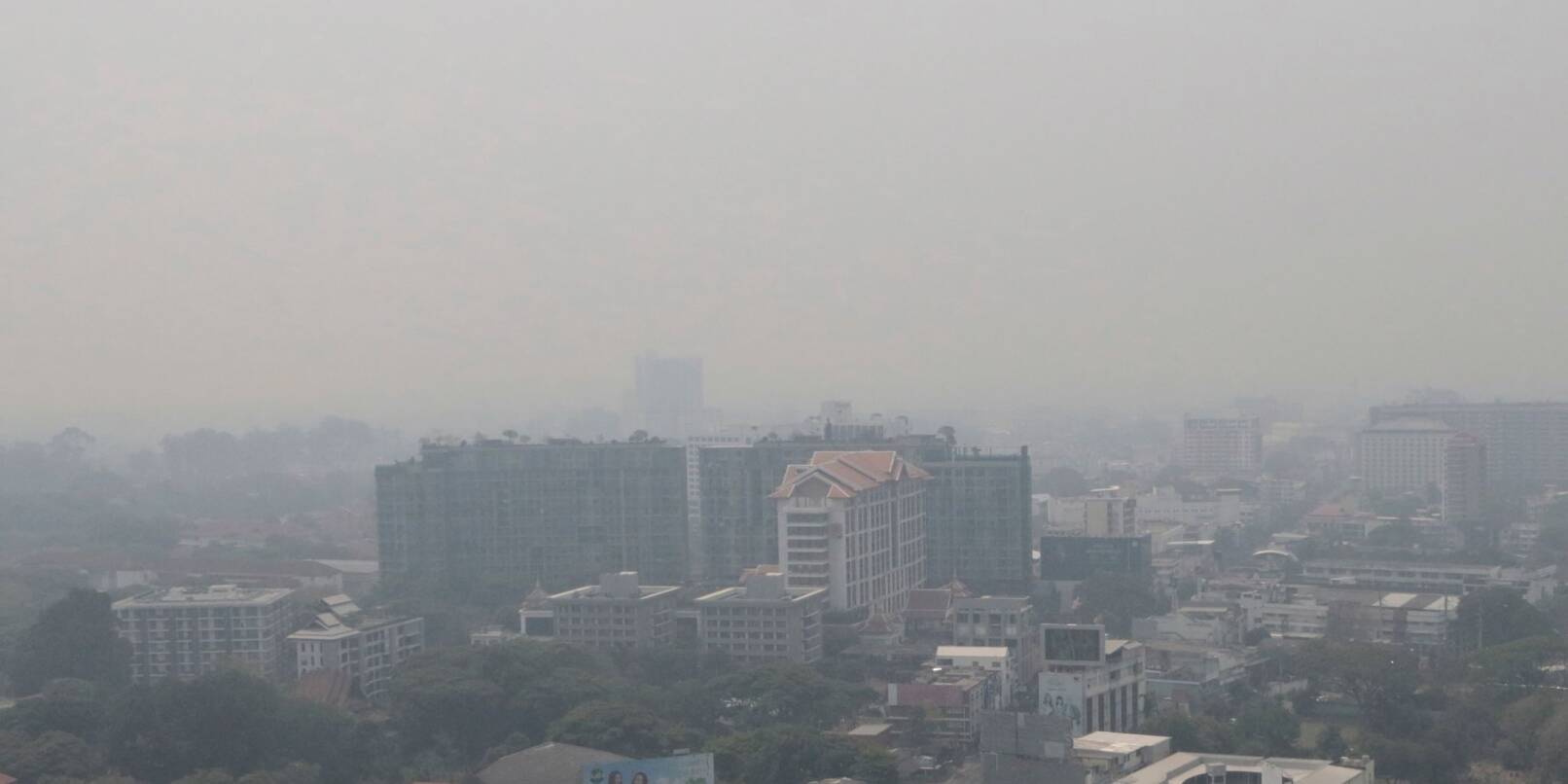 Blick auf die Stadt Chiang Mai, über der dichter Smog hängt.