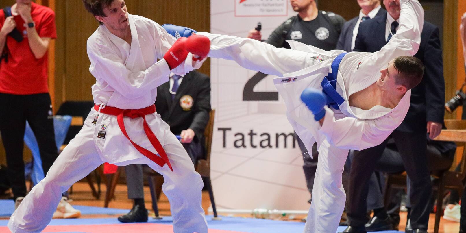 Martin Schoppel (Goju-Ryu Karateverein Schifferstadt, blau) greift Steffen Stahl ( KV Limburg) an: Er sicherte sich die Landesmeisterschaft in der Kategorie Kumite Masterklasse Herren Ü35 bis 80 kg.