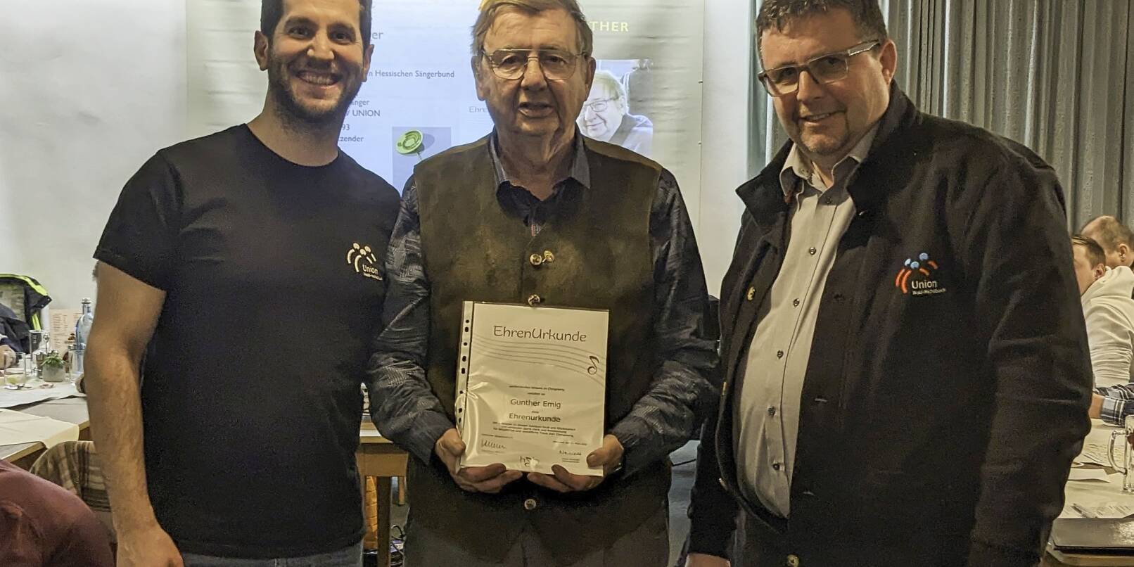 Gunther Emig (Mitte) erhält eine Ehrung für 50-jähriges Singen im MGV Union Wald-Michelbach. Unser Bild zeigt ihn zusammen mit Alexander Rudolf  und Rainer Killi.