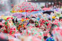 Weiber-Nass-Nacht: Karnevalisten trotzen dem Regen

