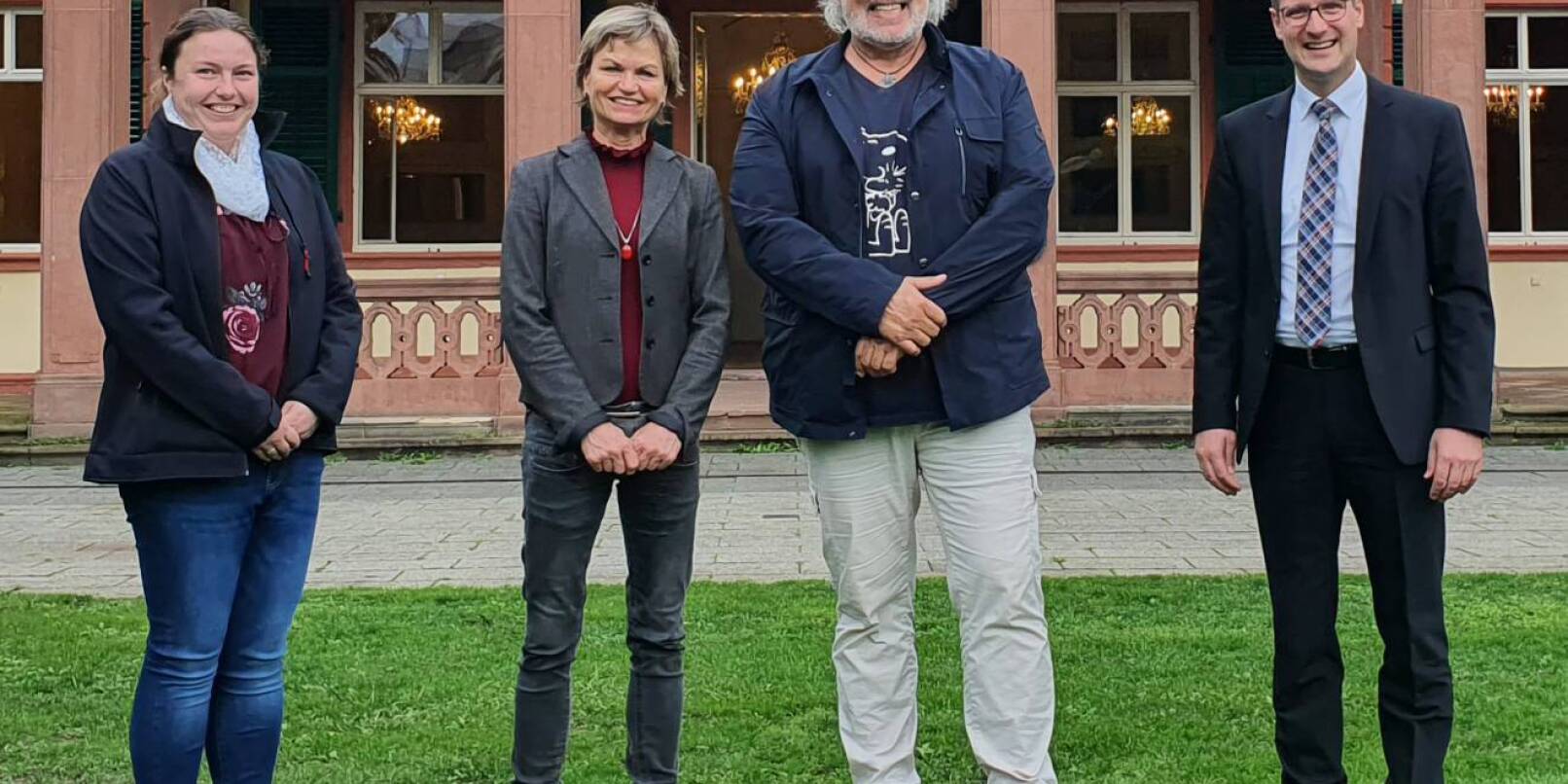 Sabrina Schumacher vom Amt für Immobilienwirtschaft (links) und Oberbürgermeister Manuel Just beglückwünschten die neuen Pächter des Schlossparkrestaurants im Oktober 2022: Juliane Wasser und Arno Kiegele.