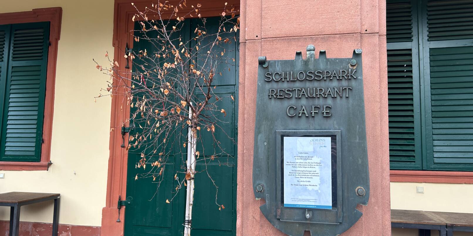 Ein Schild macht auf die Schließung des Weinheimer Schlossparkrestaurants aufmerksam.