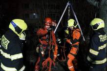 Frau stürzt in Prag in 15 Meter tiefen Kanalschacht
