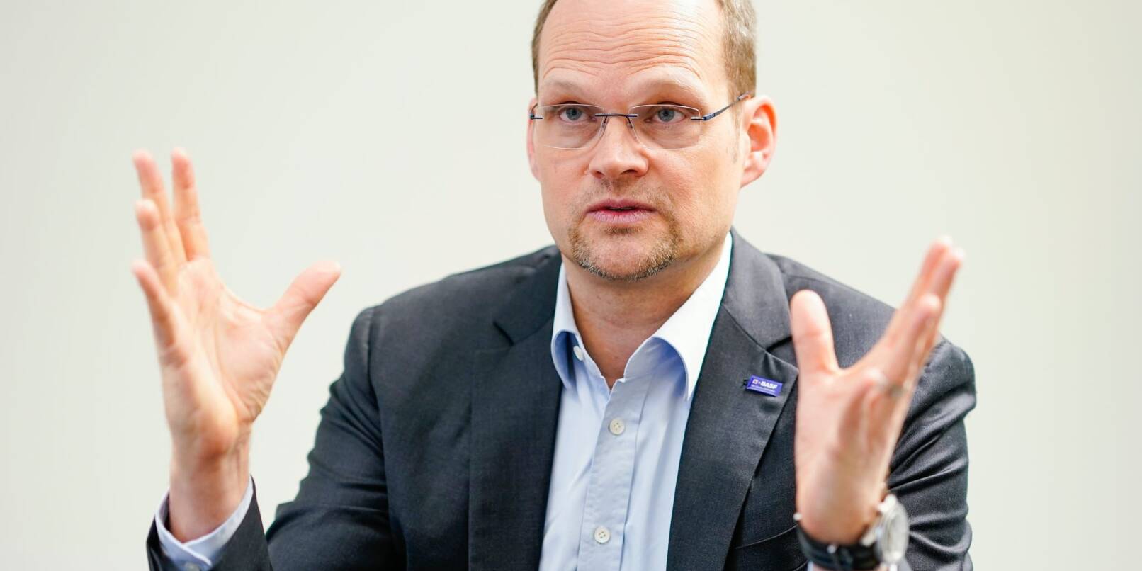 Die Wirtschaft leide massiv unter immer stärker werdendem Regulierungsdruck, so BASF-Finanzvorstand Dirk Elvermann.