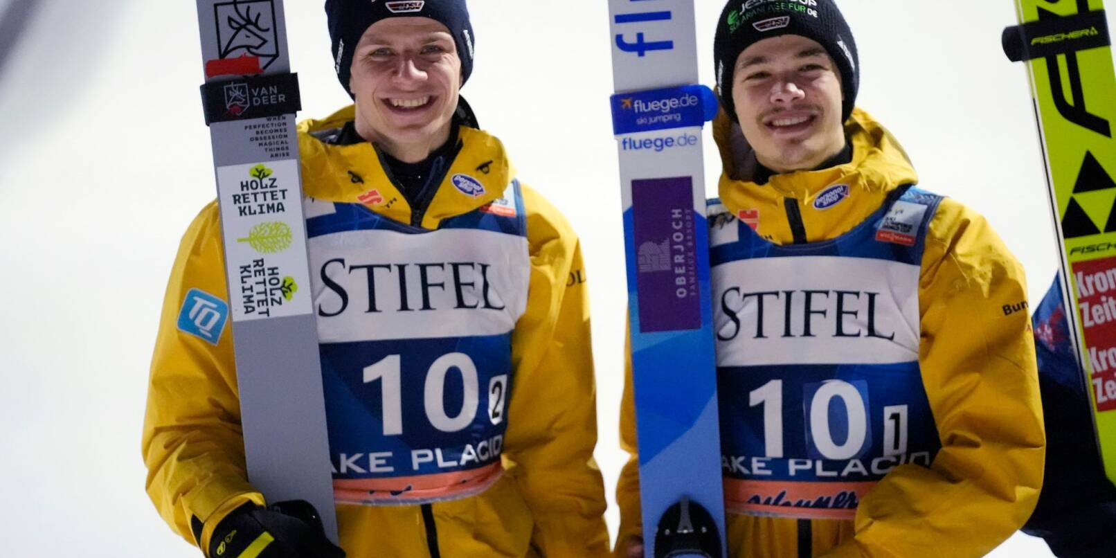 Andreas Wellinger (l) und Philipp Raimund aus Deutschland belegen beim Super-Team-Event in Lake Placid den zweiten Platz.