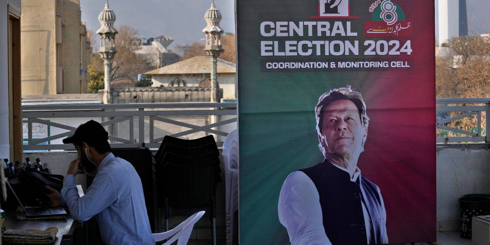 Ein Plakat mit dem Bild des inhaftierten Ex-Premiers Imran Khan in Islamabad. Pakistans Wahlen waren überschattet von Internetsperren und Manipulationsvorwürfen.
