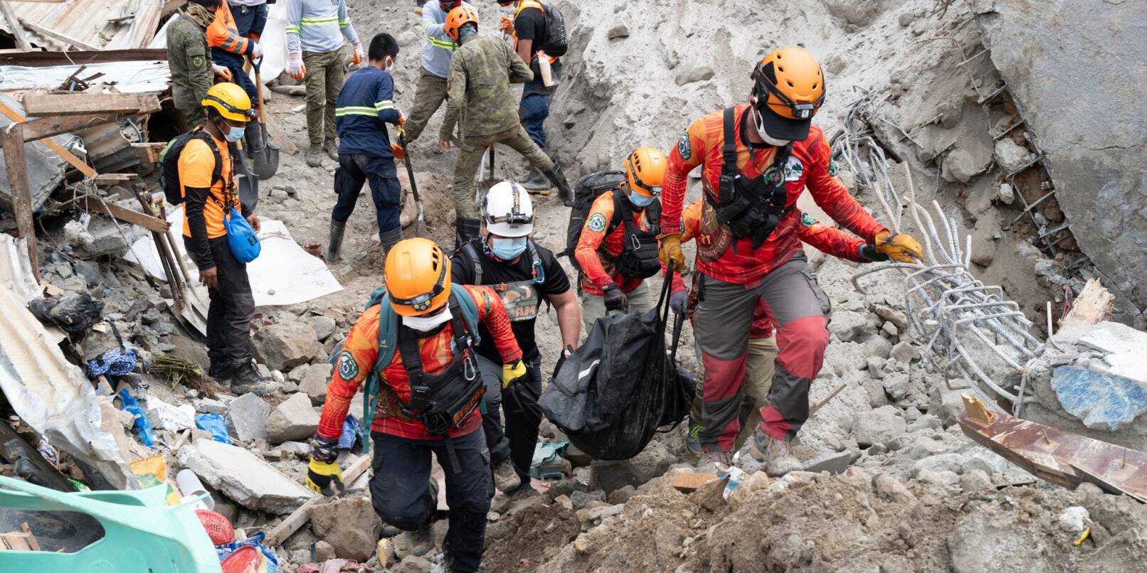 Rettungskräfte tragen ein Opfer aus dem von einem Erdrutsch betroffenen Dorf Masara. Die Zahl der Toten stieg auf 37.