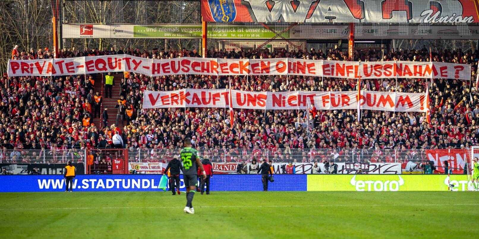 Uion-Fans zeigen in der Alten Försterei Banner, die sich gegen den geplanten Investoren-Deal der DFL richten.