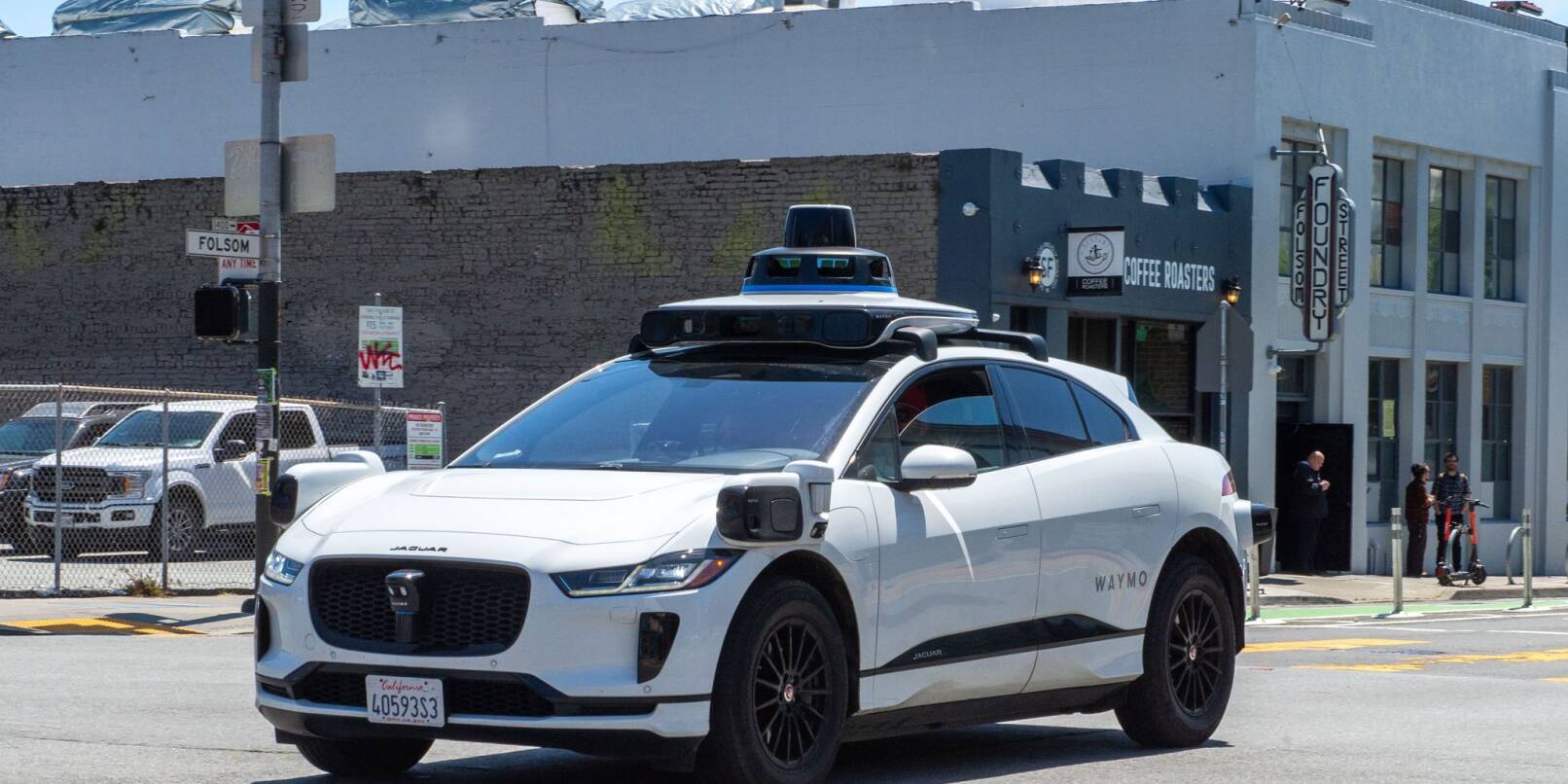 Ein selbstfahrendes Auto der Google-Schwesterfirma Waymo ist im Straßenverkehr von San Francisco unterwegs.