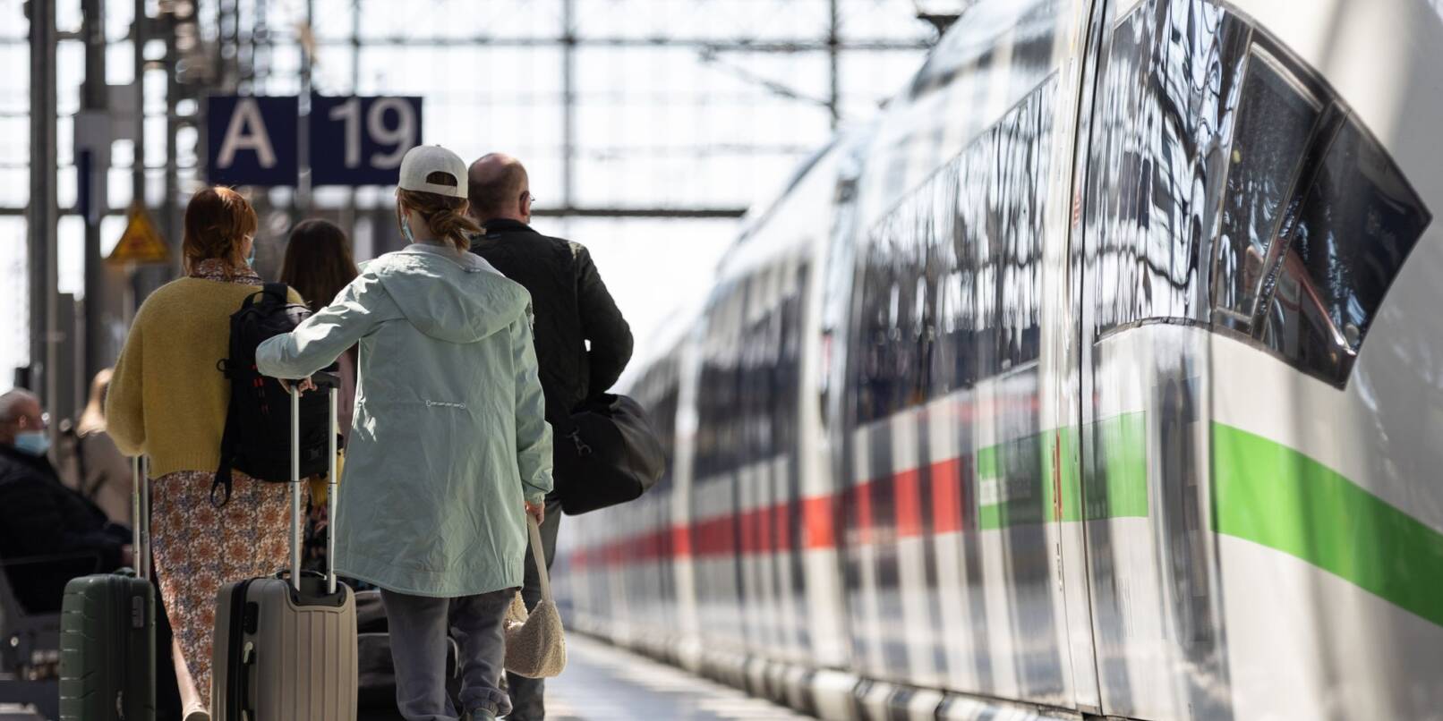Reisende am Frankfurter Hauptbahnhof: Über Ostern waren so viele Menschen im Fernverkehr der Deutschen Bahn unterwegs wie noch nie zu dieser Zeit.