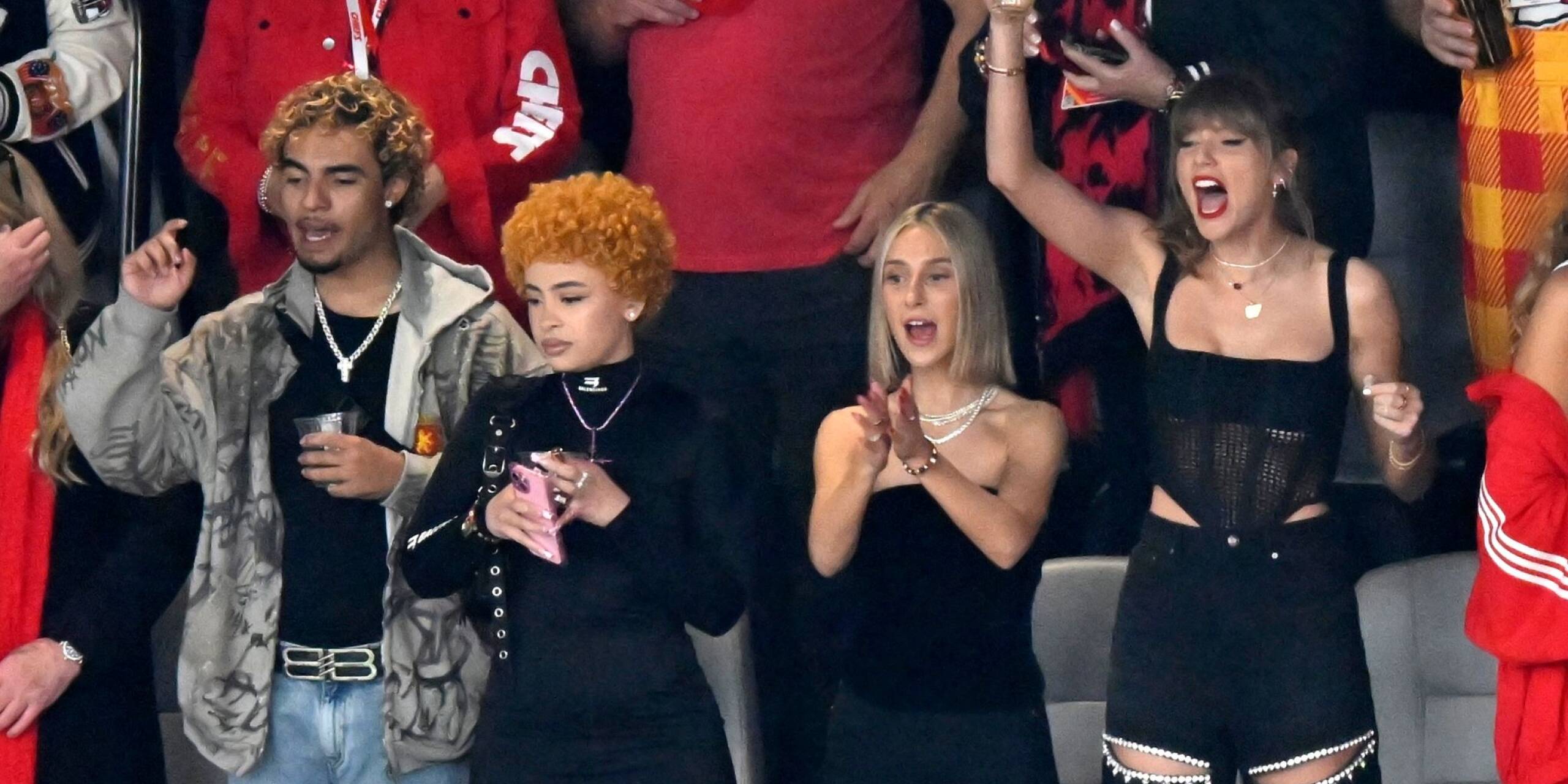 Sie hat es doch noch geschafft: Taylor Swift (r) ist mit Ice Spice (2.v.l.) im Super-Bowl-Stadion in Las Vegas angekommen.
