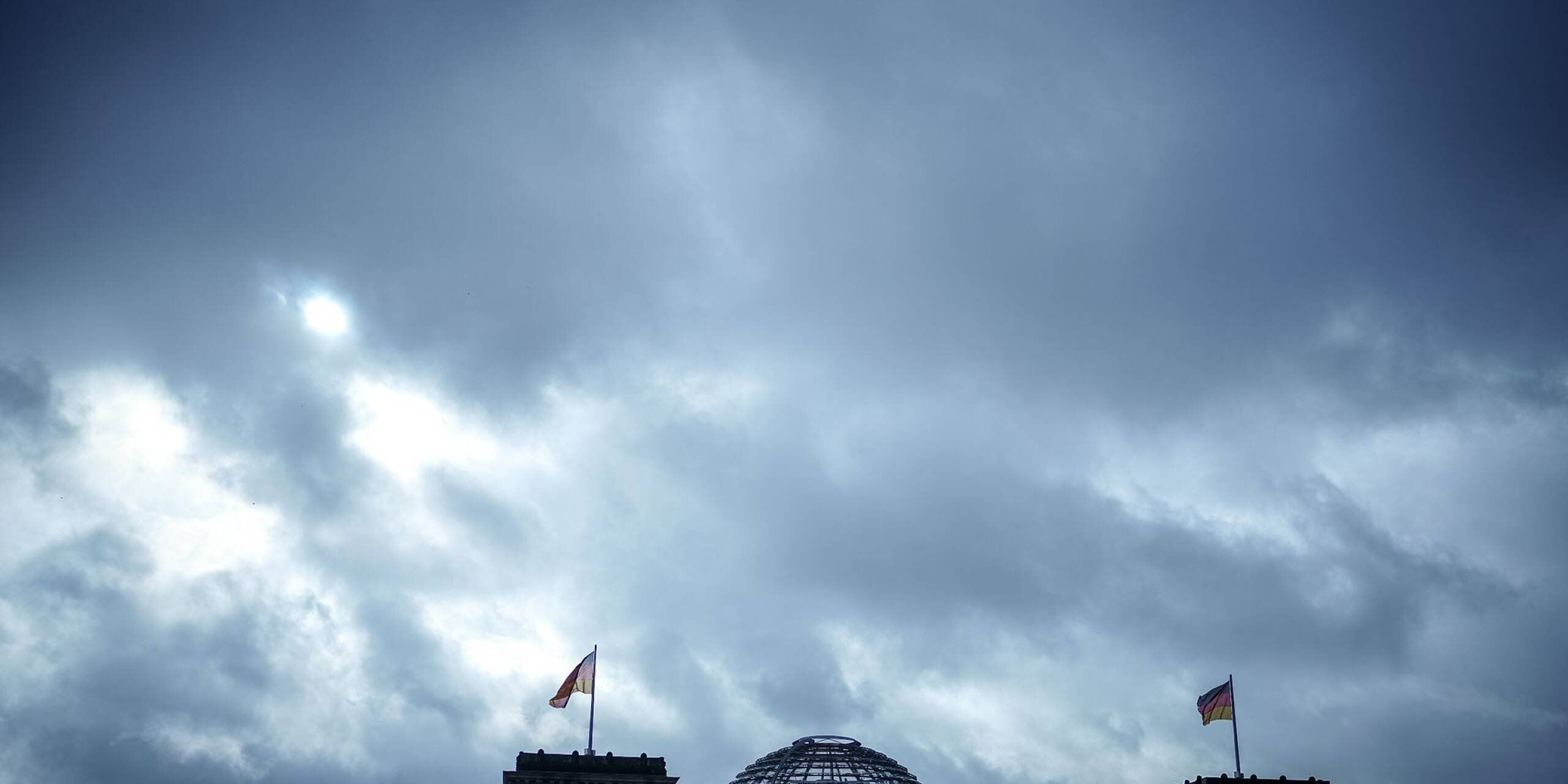Blick auf die Kuppel des Reichstagsgebäudes am Tag nach der Teilwiederholung der Bundestagswahl in Berlin.