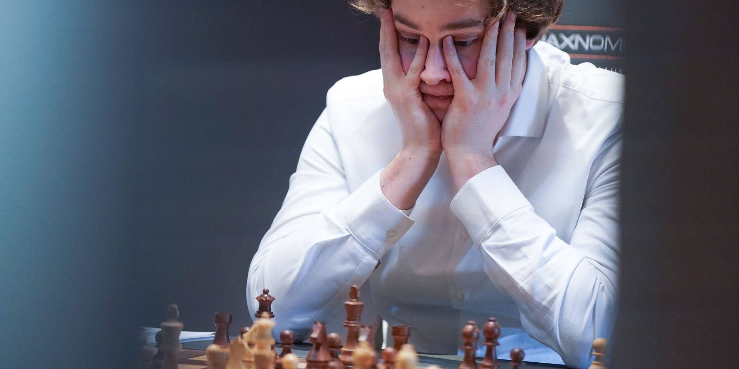 Der deutsche Schachspieler Vincent Keymer grübelt bei dem Viertelfinale der Freestyle Chess G.O.A.T Challenge in Schleswig-Holstein über seinen nächsten Zug.