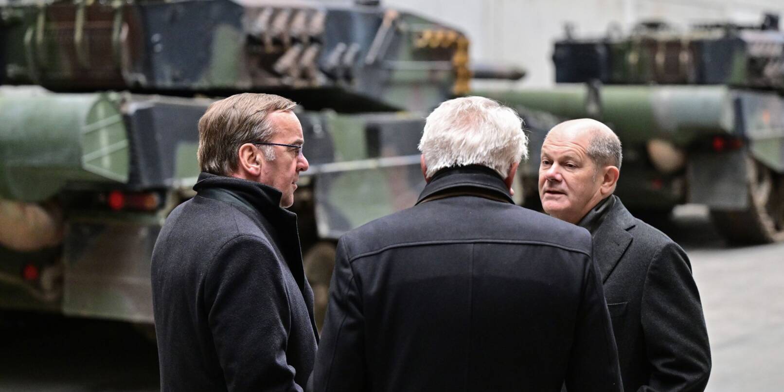 Kanzler Olaf Scholz (r.), Verteidigungsminister Boris Pistorius (l.) und Rheinmetall-Chef Armin Papperger.