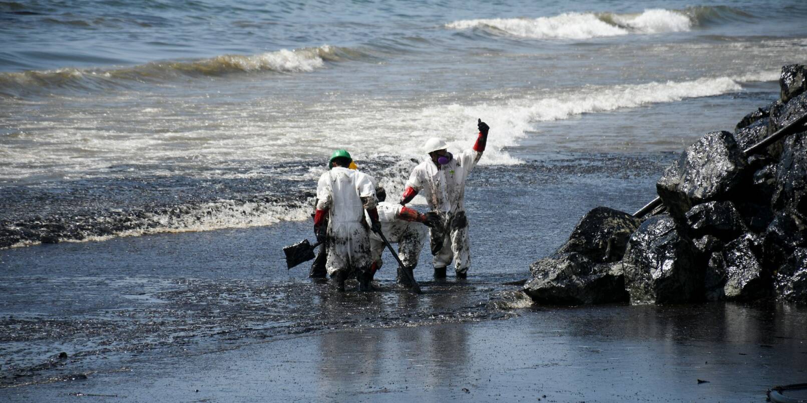 Arbeiter beseitigen einen Ölteppich, der den Strand von Rockly Bay in Scarborough im Südwesten Tobagos erreicht hat.