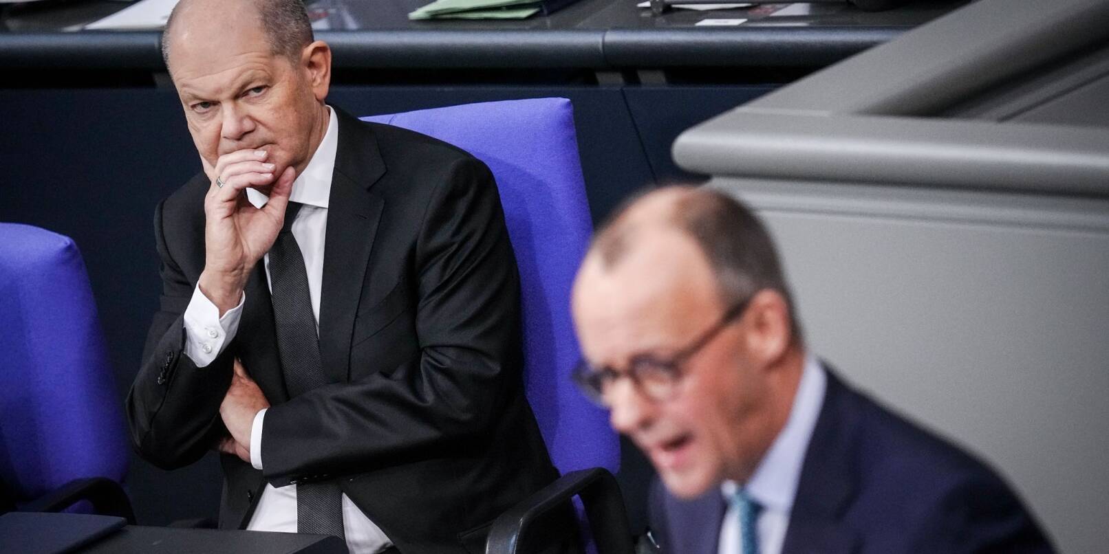 Die wirtschaftspolitische Haltung von unter anderem Friedrich Merz (r) löst bei Bundeskanzler Olaf Scholz (l) «Irritation» aus. Die wirtschaftspolitische Haltung von unter anderem Friedrich Merz (r) löst bei Bundeskanzler Olaf Scholz (l) «Irritation» aus.