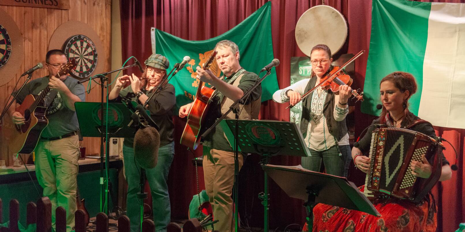 Unser Archivbild zeigt die Band "Celtic Friends" bei einem Auftritt im Irish Pub Mac Menhir aus dem Jahr 2020. Auch die Musiker beteiligen sich an dem Rahmenprogramm der Registrierungsaktion.