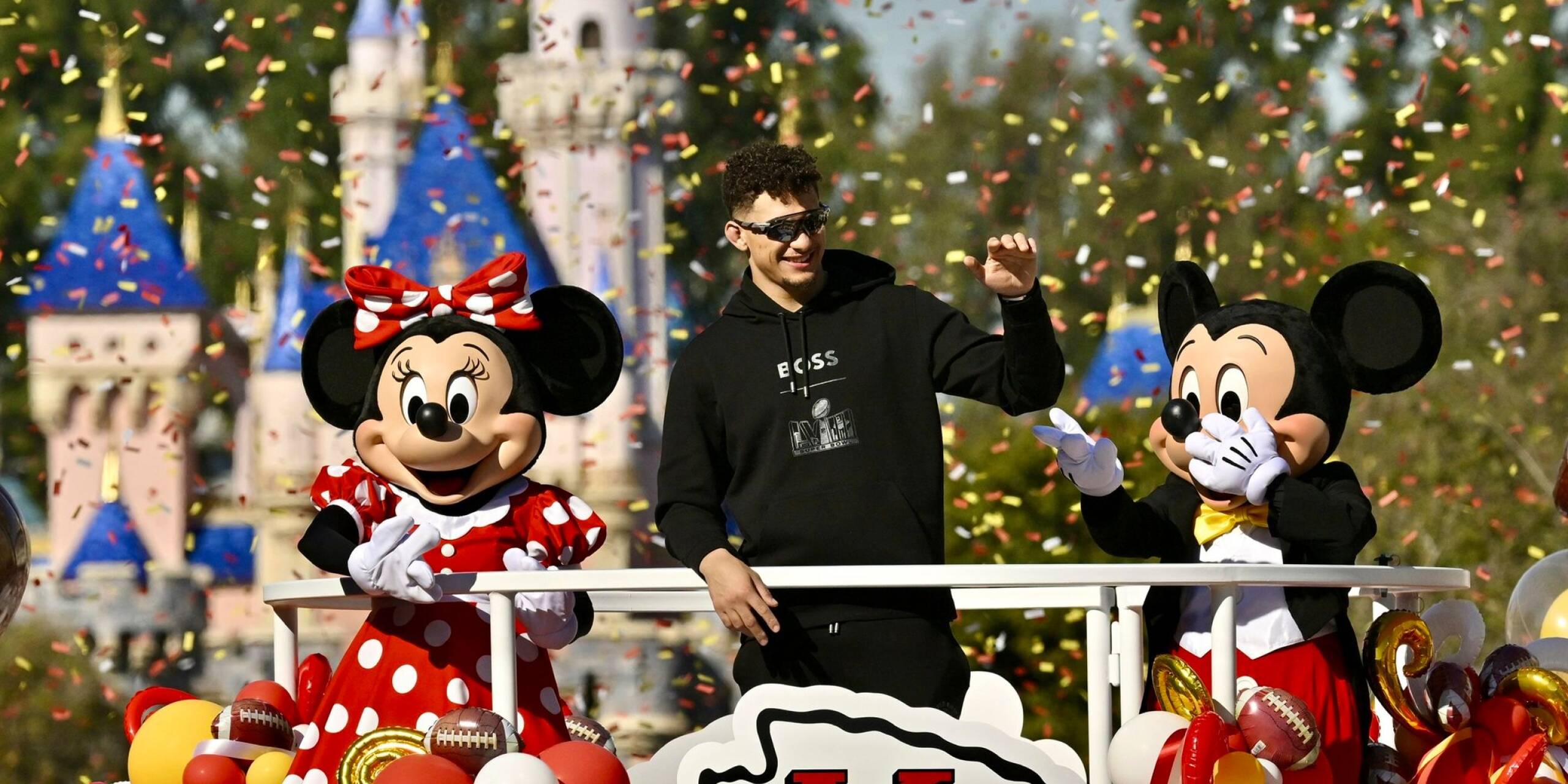 Patrick Mahomes von den Kansas City Chiefs feiert den Super-Bowl-Sieg in Disneyland im kalifornischen Anaheim. Dass in dem Freizeitpark gefeiert wird, hat Tradition. Schon 1987 soll ein jubelnder Spieler gerufen haben: «Ich fahr ins Disneyland!» - als Teil einer Werbekampagne.