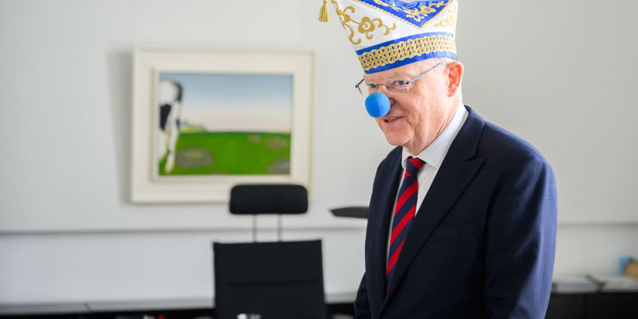 Niedersachsens Ministerpräsident Stephan Weil steht mit Narrenkappe und blauer Clownsnase in seinem Arbeitszimmer in der Staatskanzlei in Hannover.