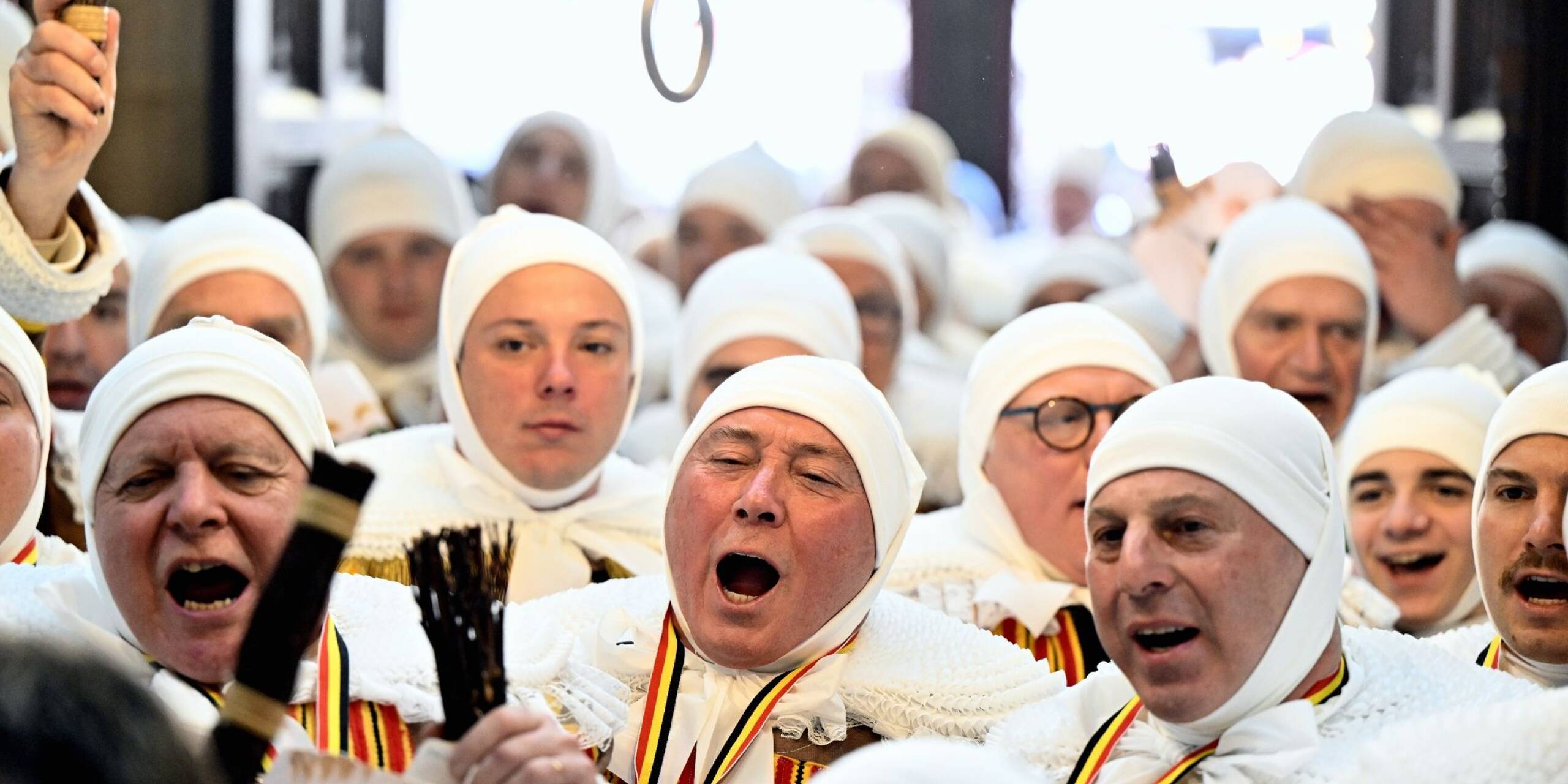 Karnevalsstimmung in Belgien: In der Stadt Binche feiern Menschen das traditionelle Fest auf den Straßen.