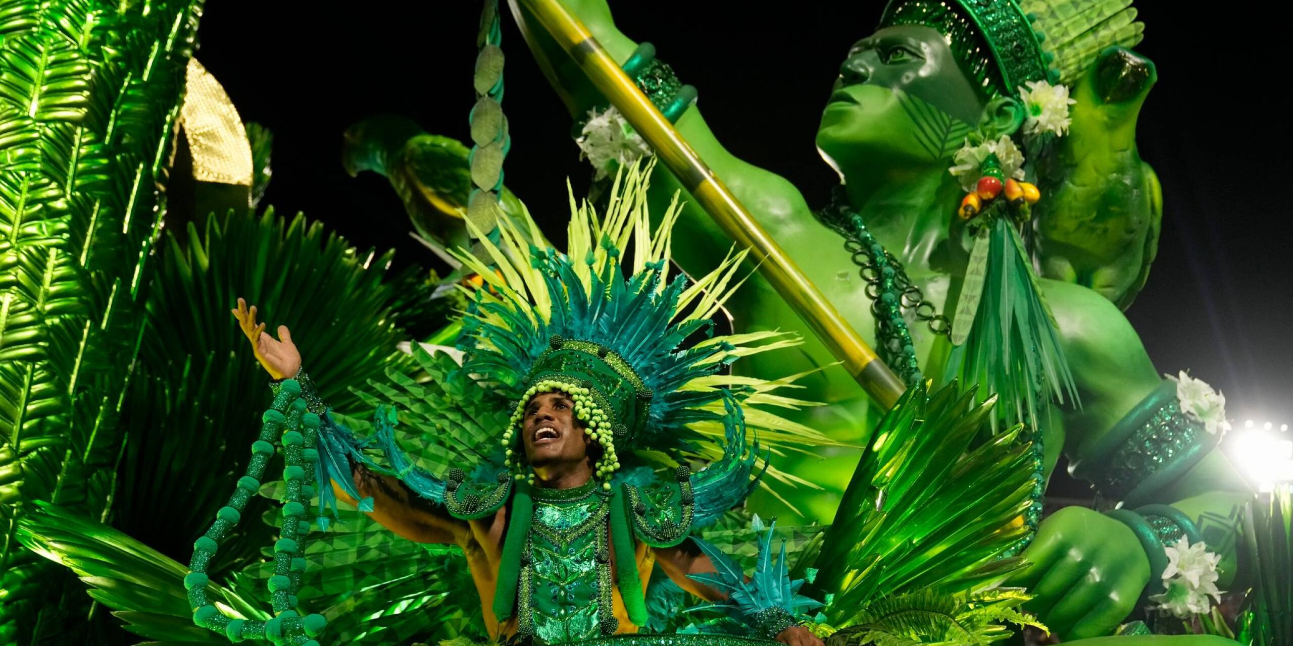 Zum Abschluss der weltberühmten Umzüge im Sambodrom in Rio de Janeiro haben die zwölf Top-Sambaschulen die Zuschauer begeistert. Dabei wurde an Persönlichkeiten, kulturelle Traditionen und Geschichten der afrobrasilianischen Bevölkerung erinnert.
