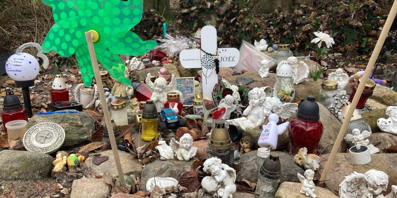 Engelsfiguren und Erinnerungsstücke stehen nahe der Stelle, wo Joel am 14. September 2023 mit Stichverletzungen gefunden wurde.