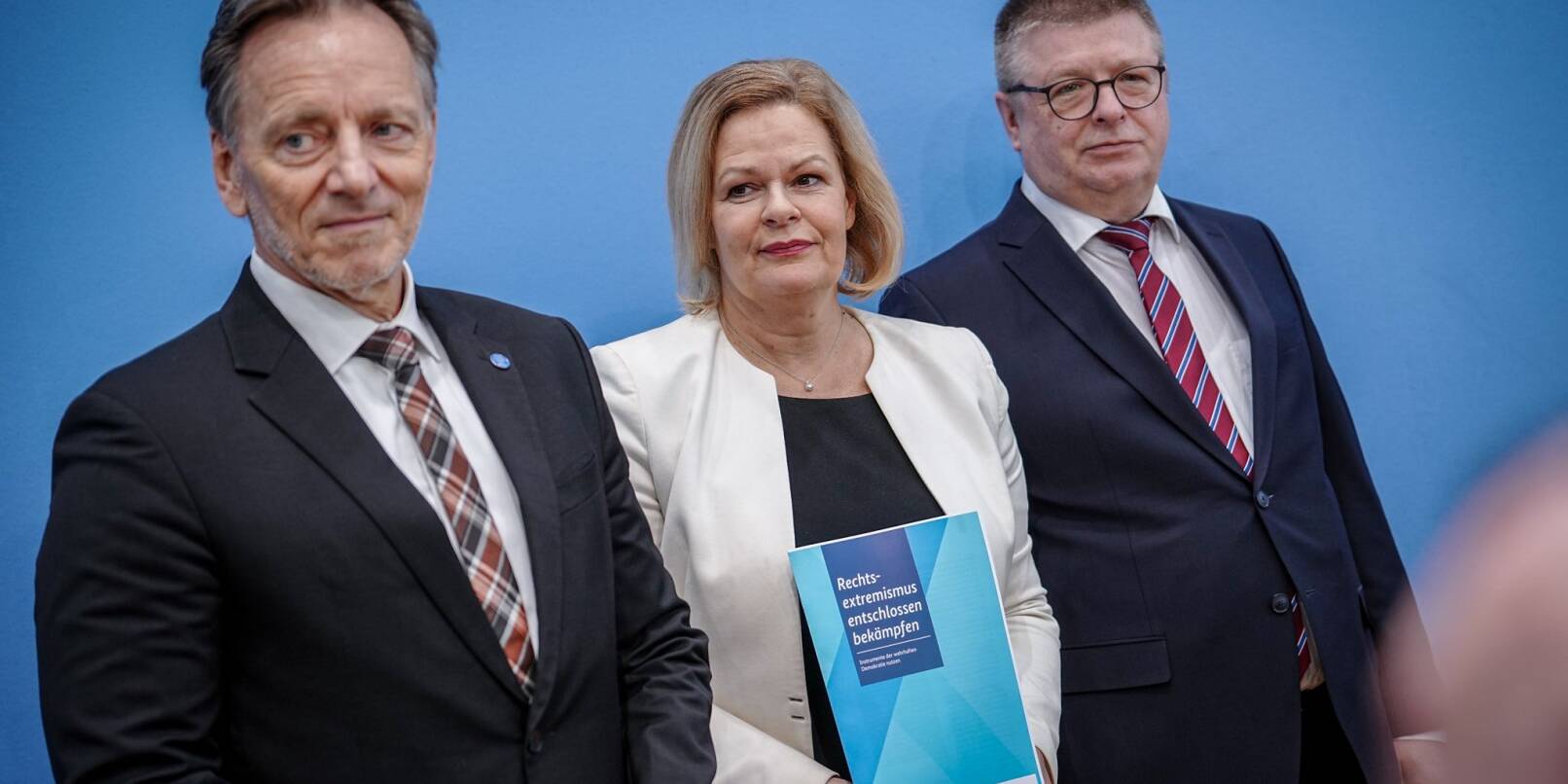 BKA-Präsident Holger Münch (l), Bundesinnenministerin Nancy Faeser und Verfassungsschutzpräsident Thomas Haldenwag stellen ein Maßnahmenpaket gegen Rechtsextremismus vor.