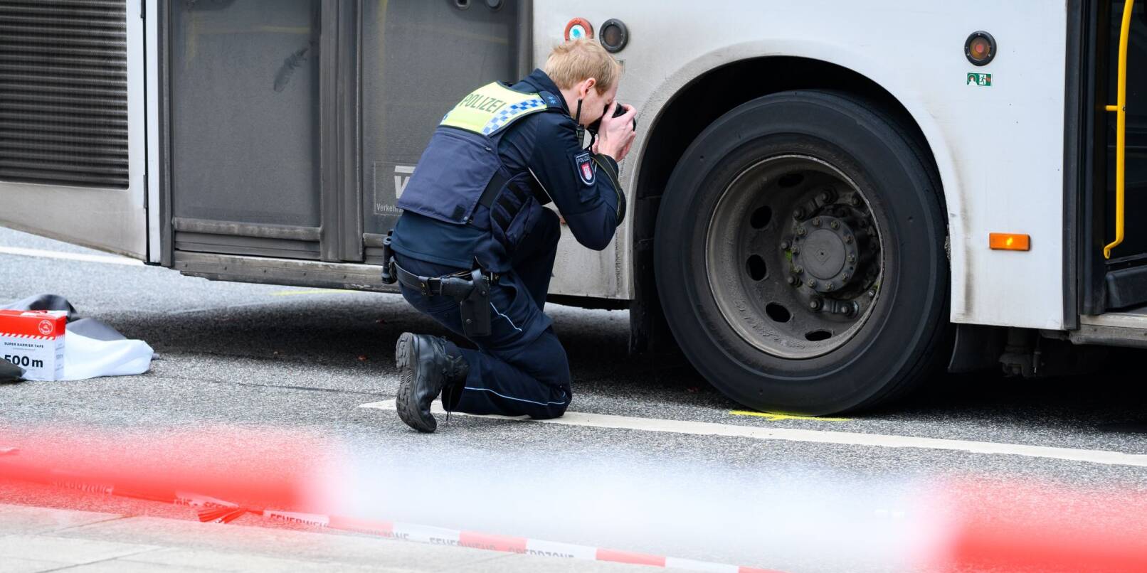 Ein Polizist ermittelt in der Hamburg HafenCity am Unfallort.