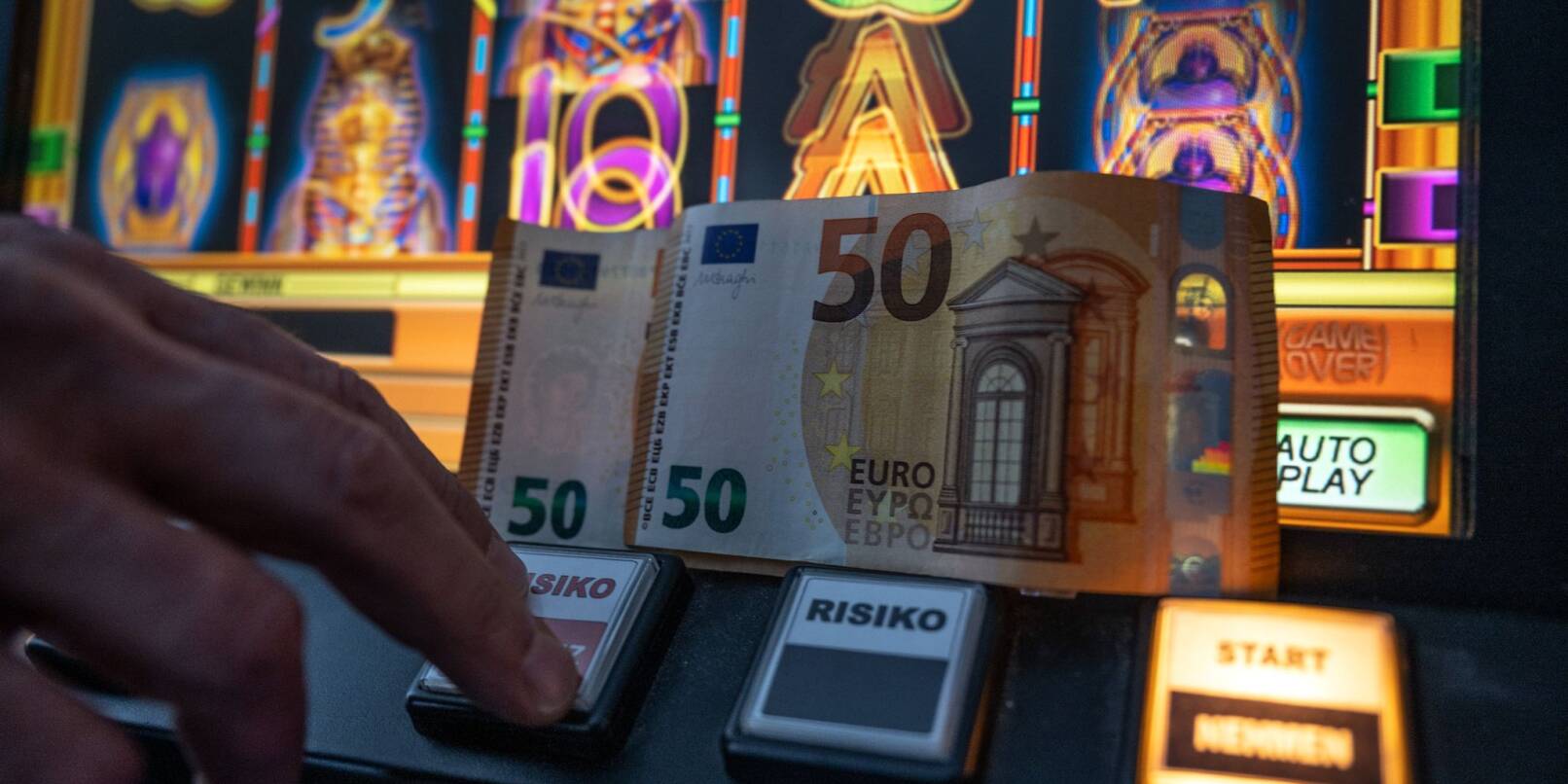 Zwei 50 Euro Scheine liegen auf einem Fun-Game-Automat.