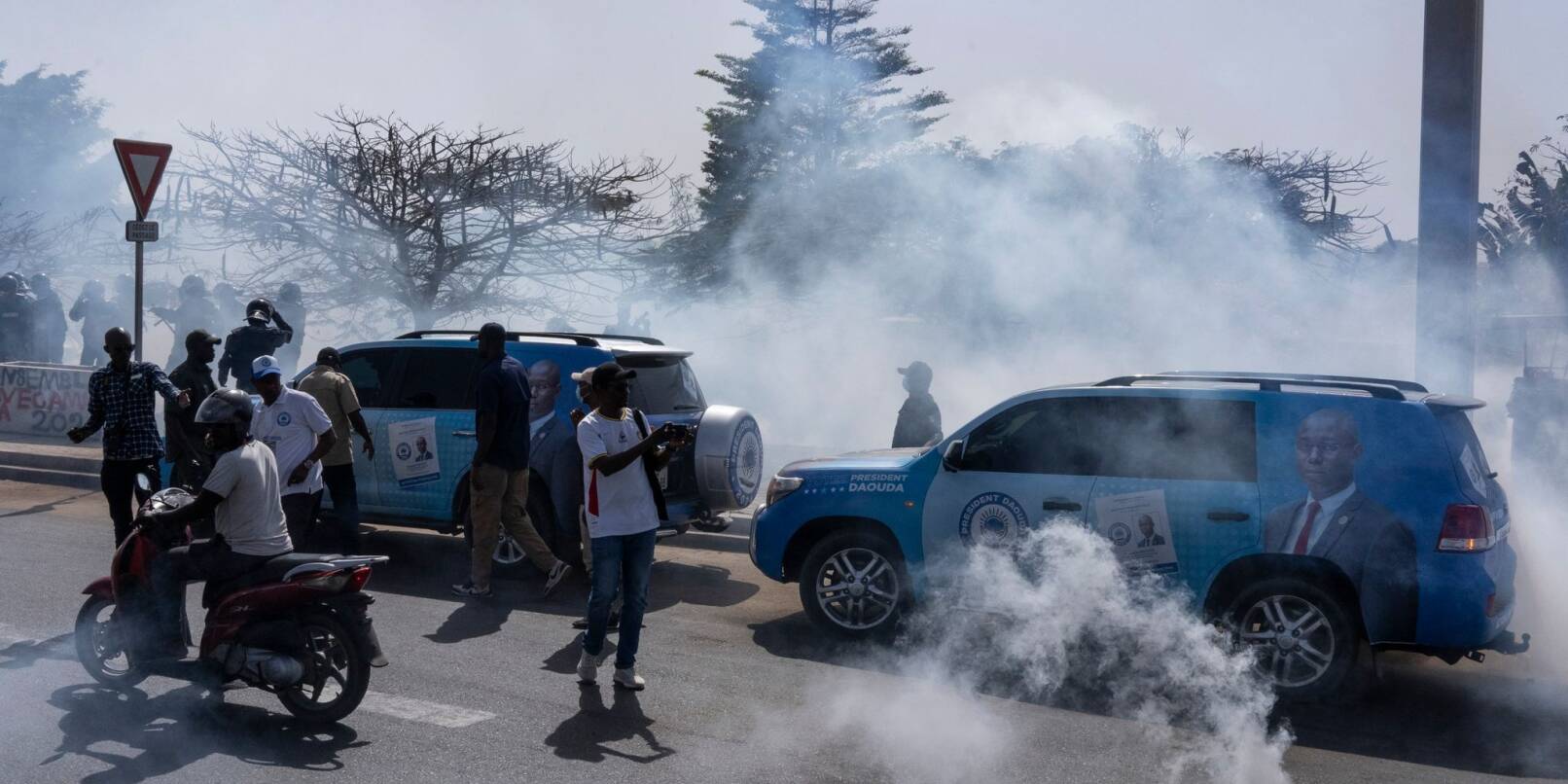 Senegalesische Bereitschaftspolizisten in Dakar setzen Tränengas gegen Anhänger der Opposition ein.