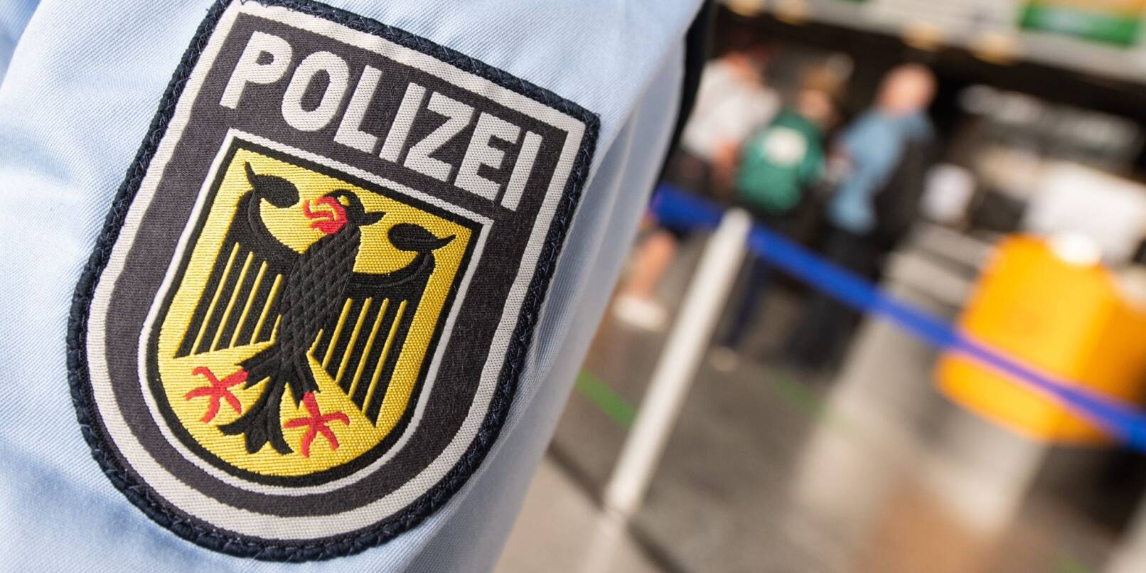 Eine Streife der Bundespolizei geht durch das Terminal 1 des Flughafens in Frankfurt.
