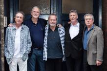 Eric Idle und John Cleese von Monty Python im Clinch
