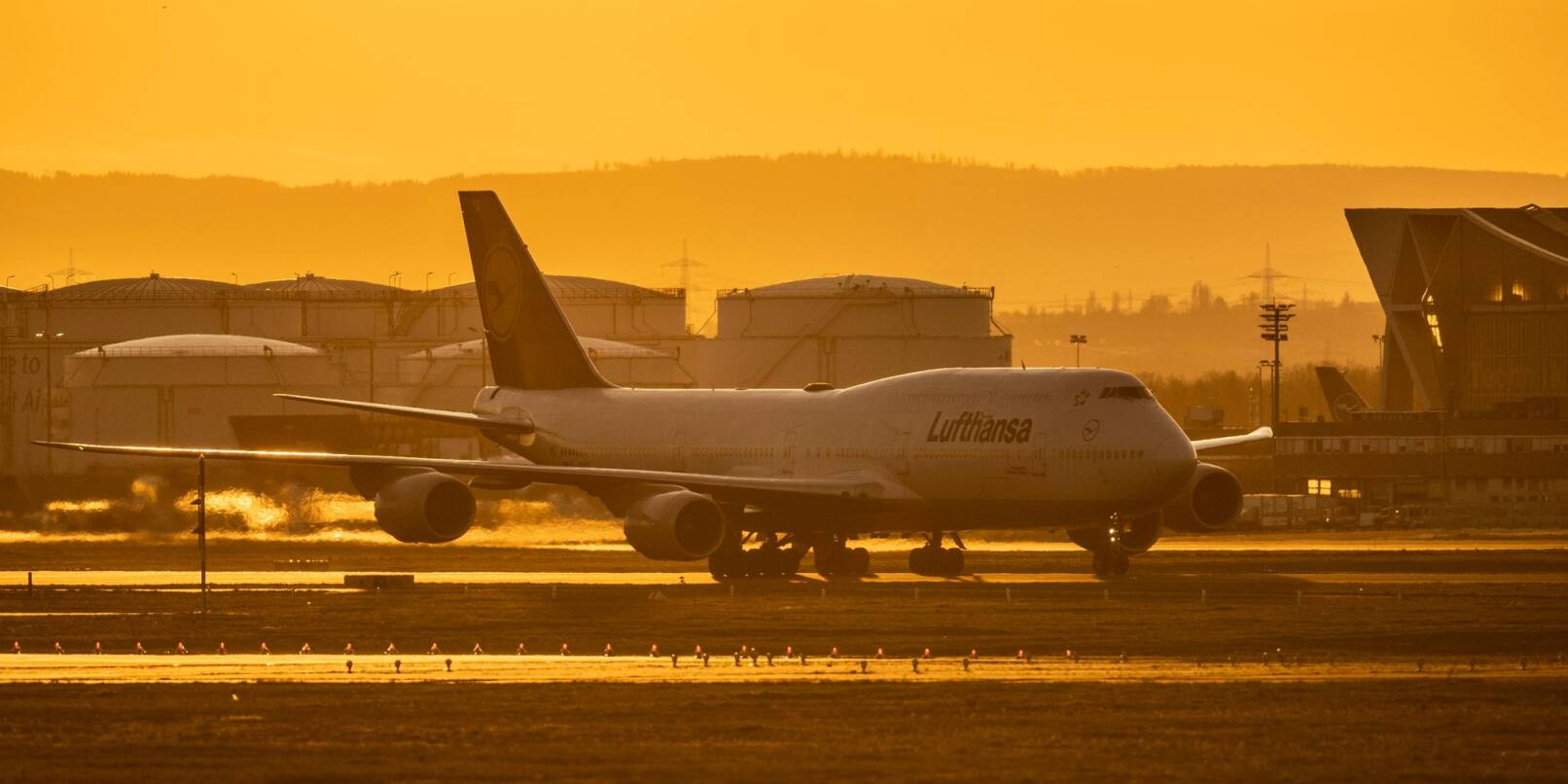 Eine Boeing 747 der Lufthansa rollt auf dem Flughafen Frankfurt zu ihrer Startposition.