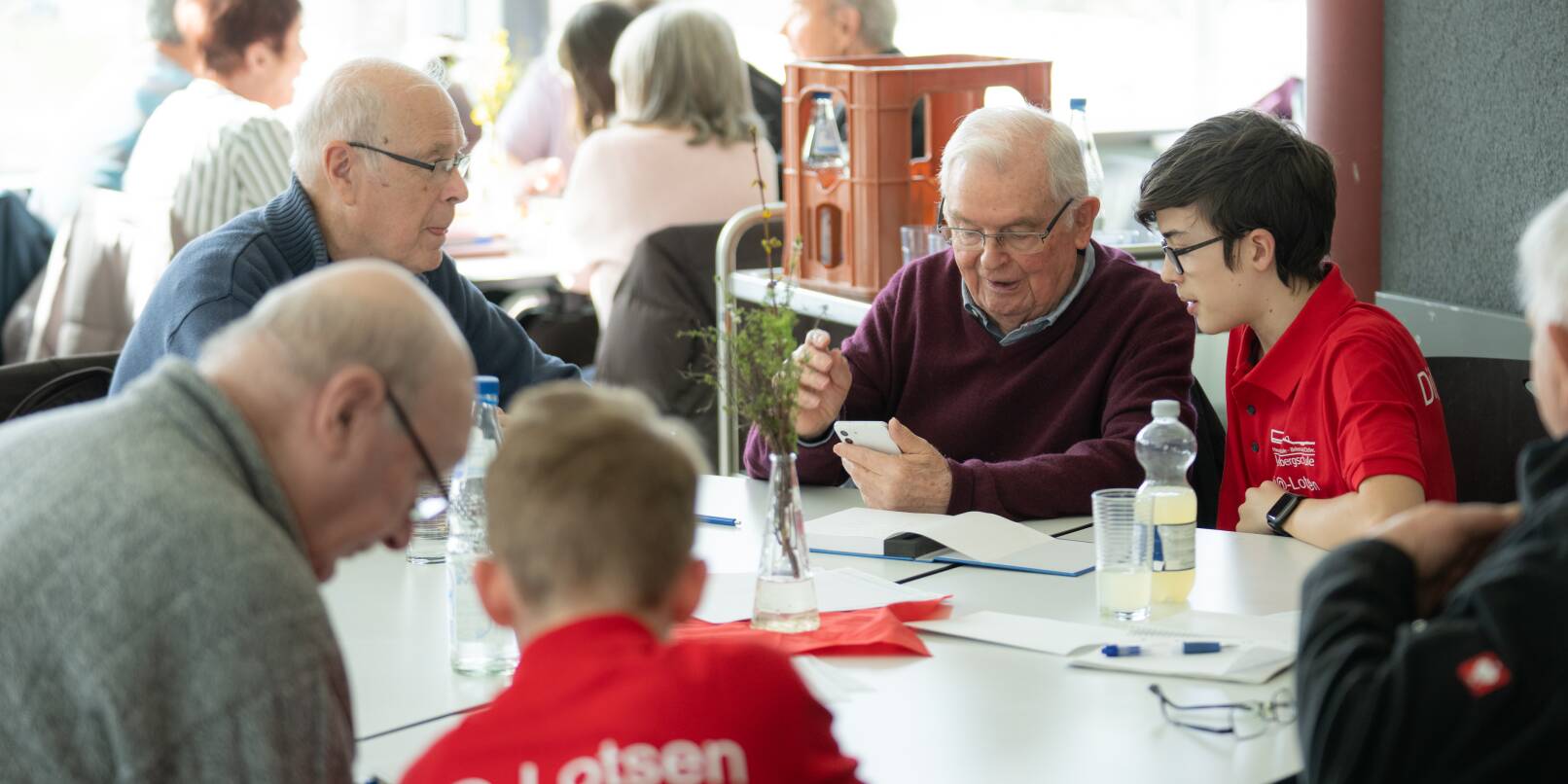 Gemeinsam lernen: Schüler der Langenbergschule machen Senioren in digitalen Fragen fit.